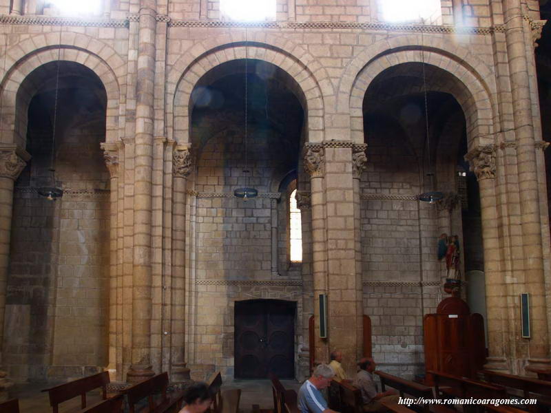 VISTA DE LA SEPARACIN DE NAVE CENTRAL Y NORTA, NADA MS ENTRAR AL TEMPLO